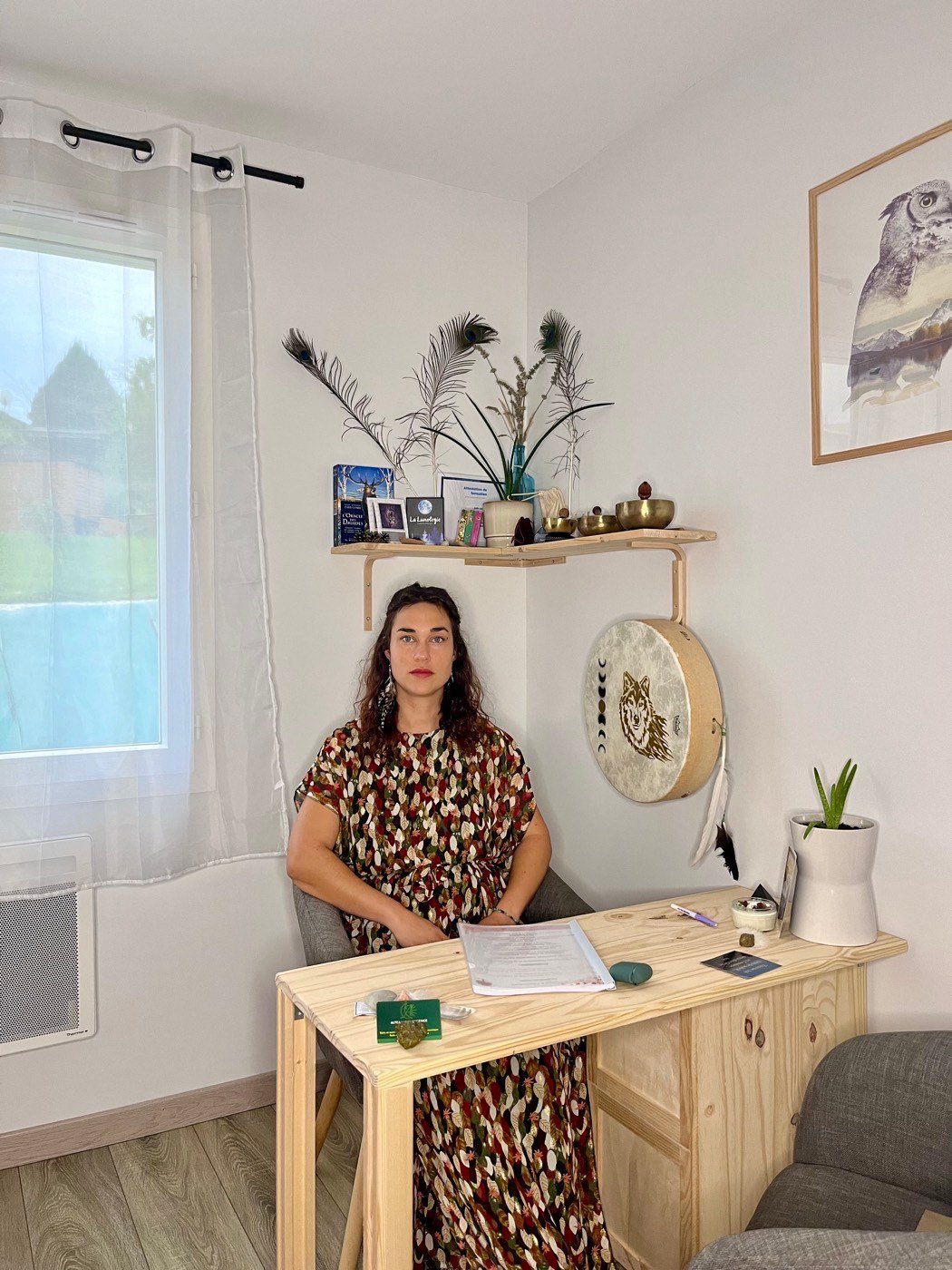 Le cabinet de Jade, lumineux, avec ses tambours et plantes