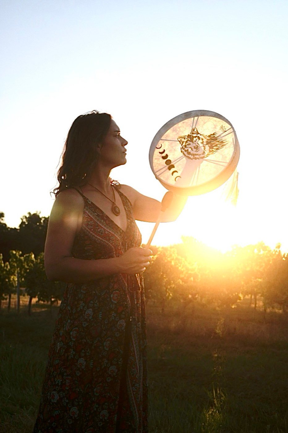 Jade jouant du tambour face au soleil couchant
